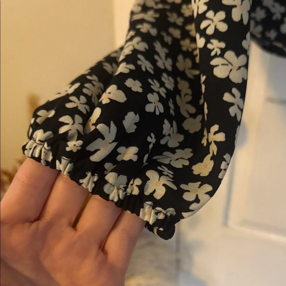 H&M Black and White Floral Blouse - Picture 3 of 6